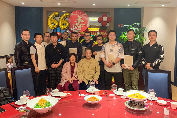 到场师兄弟一起跟师父合影_副本.jpg